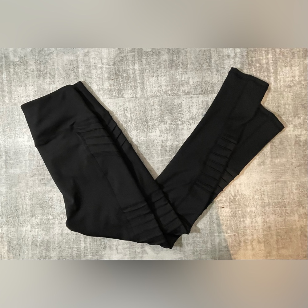 Active R. Sofia Women’s Black Athletic Capri Leggings. New. Size Medium. $9